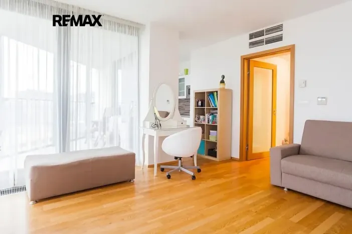 Pronájem bytu 1+kk, Praha - Žižkov, Ke kapslovně, 38 m2