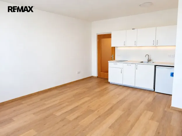 Pronájem bytu 1+kk, Praha - Strašnice, Názovská, 36 m2