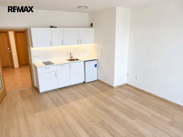 Pronájem bytu 1+kk, Praha - Strašnice, Názovská, 36 m2