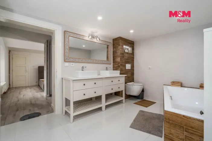Prodej rodinného domu, Lužná, Masarykovo nám., 165 m2