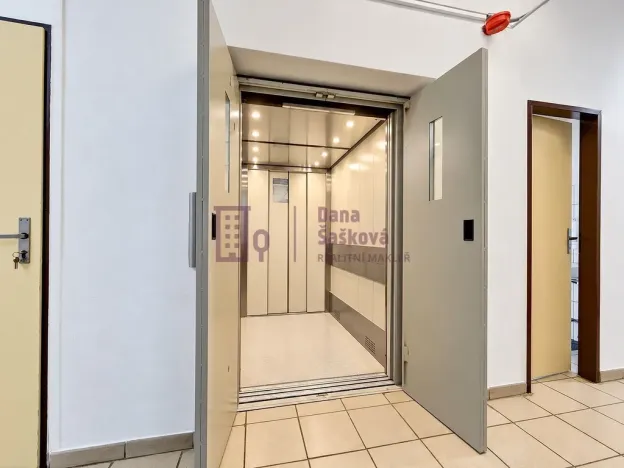 Pronájem obchodního prostoru, Studená, nám. Sv. J. Nepomuckého, 520 m2