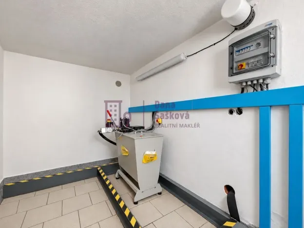 Pronájem obchodního prostoru, Studená, nám. Sv. J. Nepomuckého, 520 m2