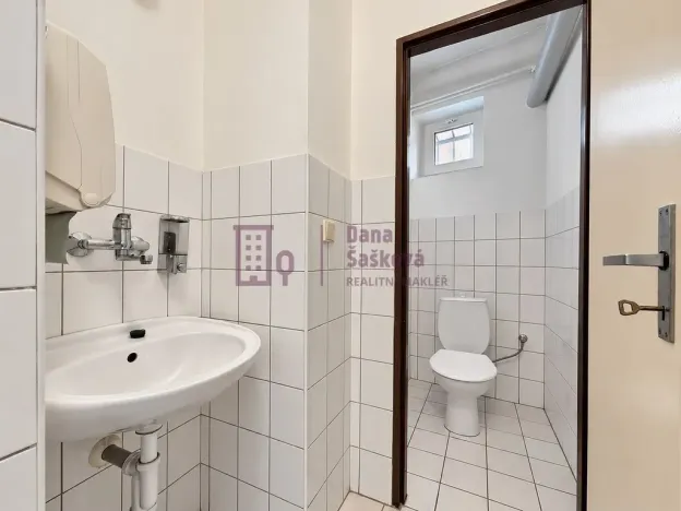 Pronájem obchodního prostoru, Studená, nám. Sv. J. Nepomuckého, 520 m2