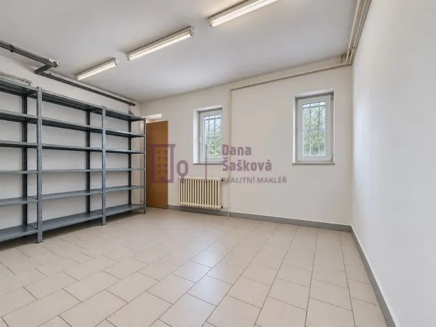 Pronájem obchodního prostoru, Studená, nám. Sv. J. Nepomuckého, 520 m2