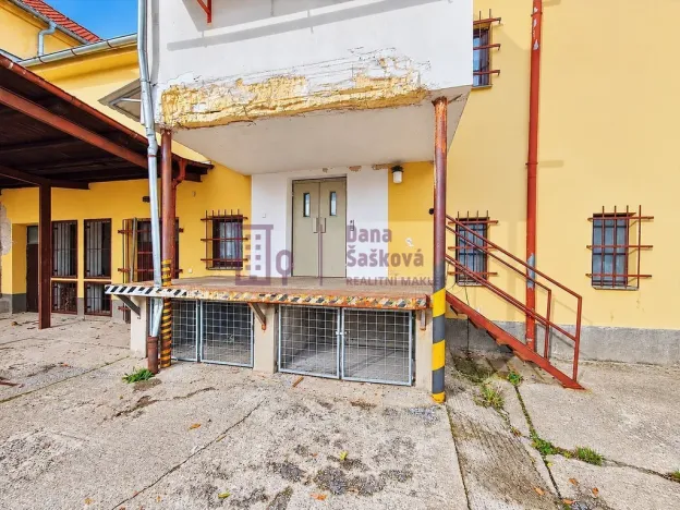 Pronájem obchodního prostoru, Studená, nám. Sv. J. Nepomuckého, 520 m2