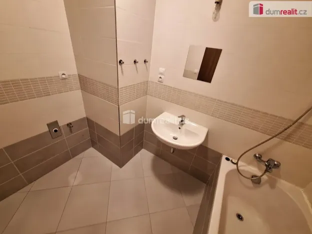 Pronájem bytu 2+kk, Praha, Hlučkova, 63 m2