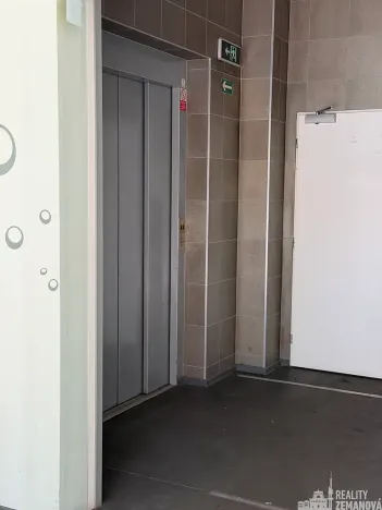 Pronájem komerční nemovitosti, Nupaky, Komerční, 470 m2