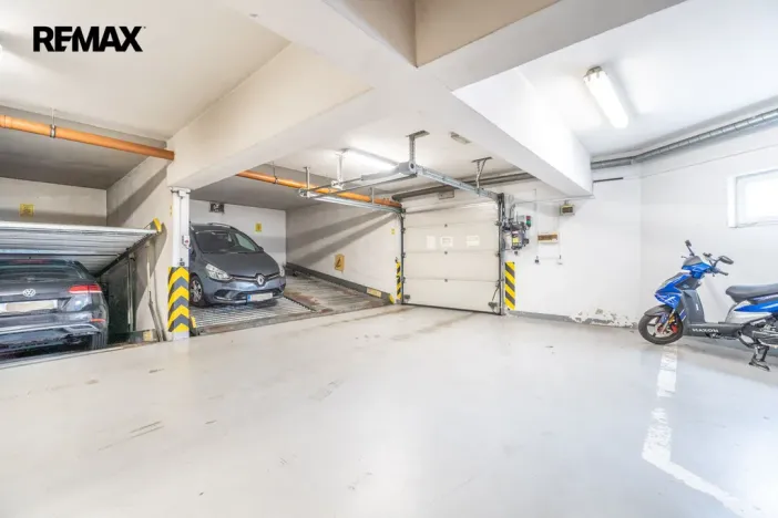 Pronájem garážového stání, Praha - Libeň, Kašparovo náměstí, 12 m2