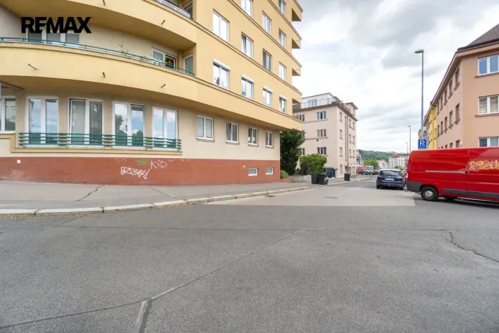 Pronájem garážového stání, Praha - Libeň, Kašparovo náměstí, 12 m2