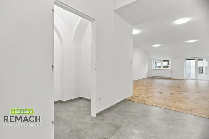 Pronájem bytu 1+1, Náchod, Masarykovo náměstí, 72 m2