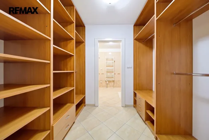 Prodej bytu 3+1, Karlovy Vary, Mariánskolázeňská, 141 m2