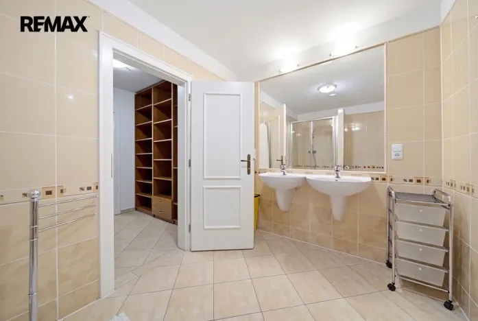 Prodej bytu 3+1, Karlovy Vary, Mariánskolázeňská, 141 m2