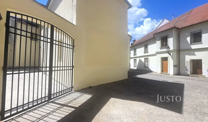 Pronájem garážového stání, Písek - Vnitřní Město, V Koutě, 35 m2