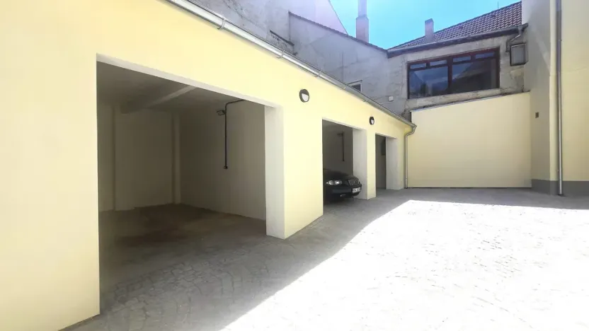 Pronájem garážového stání, Písek - Vnitřní Město, V Koutě, 20 m2