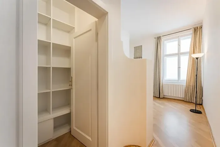 Pronájem bytu 4+1, Praha - Nové Město, Odborů, 100 m2