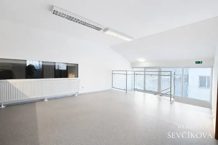 Pronájem obchodního prostoru, Hradec Králové, Vlčkovická, 700 m2