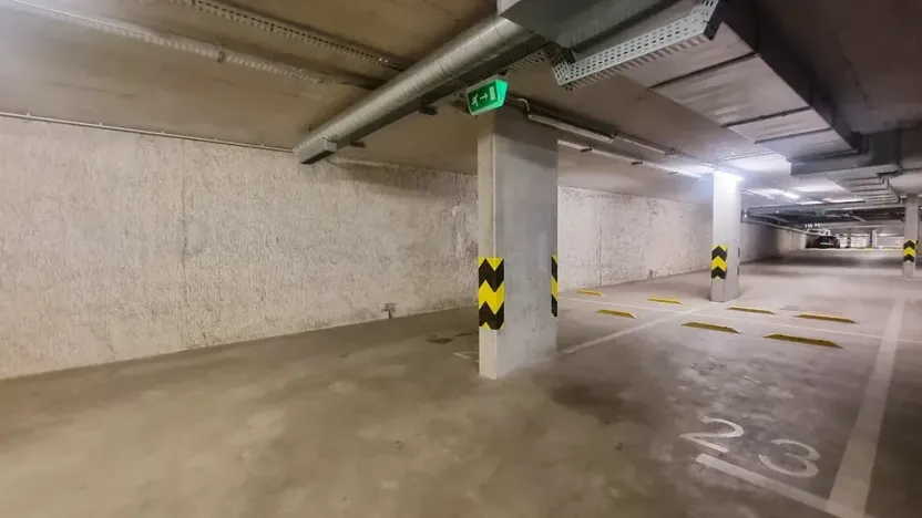 Pronájem garážového stání, Brno, Mojmírovo náměstí, 13 m2
