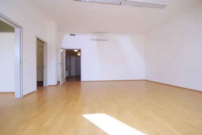 Pronájem kanceláře, Praha - Smíchov, Štefánikova, 82 m2