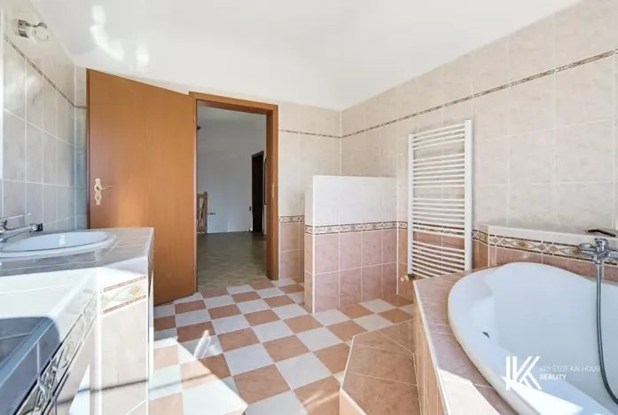 Prodej kanceláře, Hrochův Týnec, 356 m2