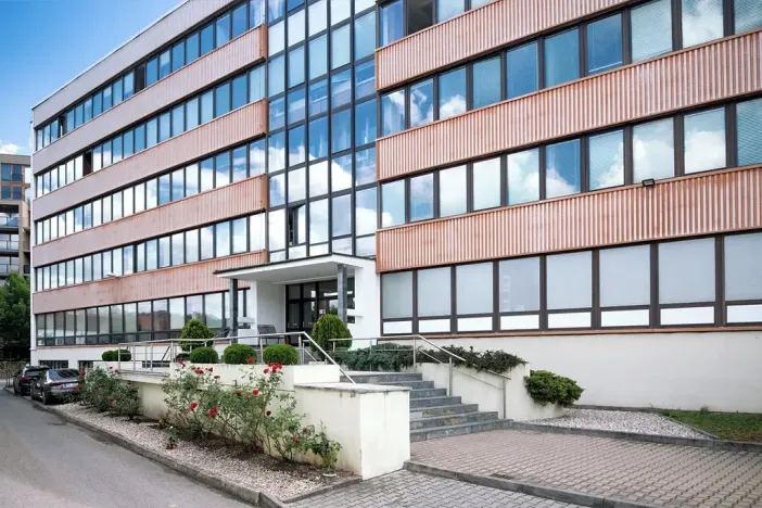 Pronájem garážového stání, Praha - Holešovice, Jankovcova, 15 m2