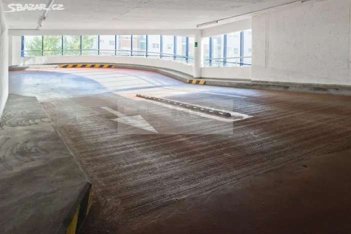 Pronájem garážového stání, Praha, Pešlova, 12 m2