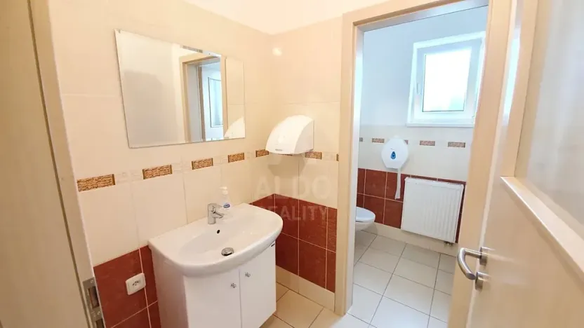 Pronájem kanceláře, České Budějovice, Husova tř., 89 m2